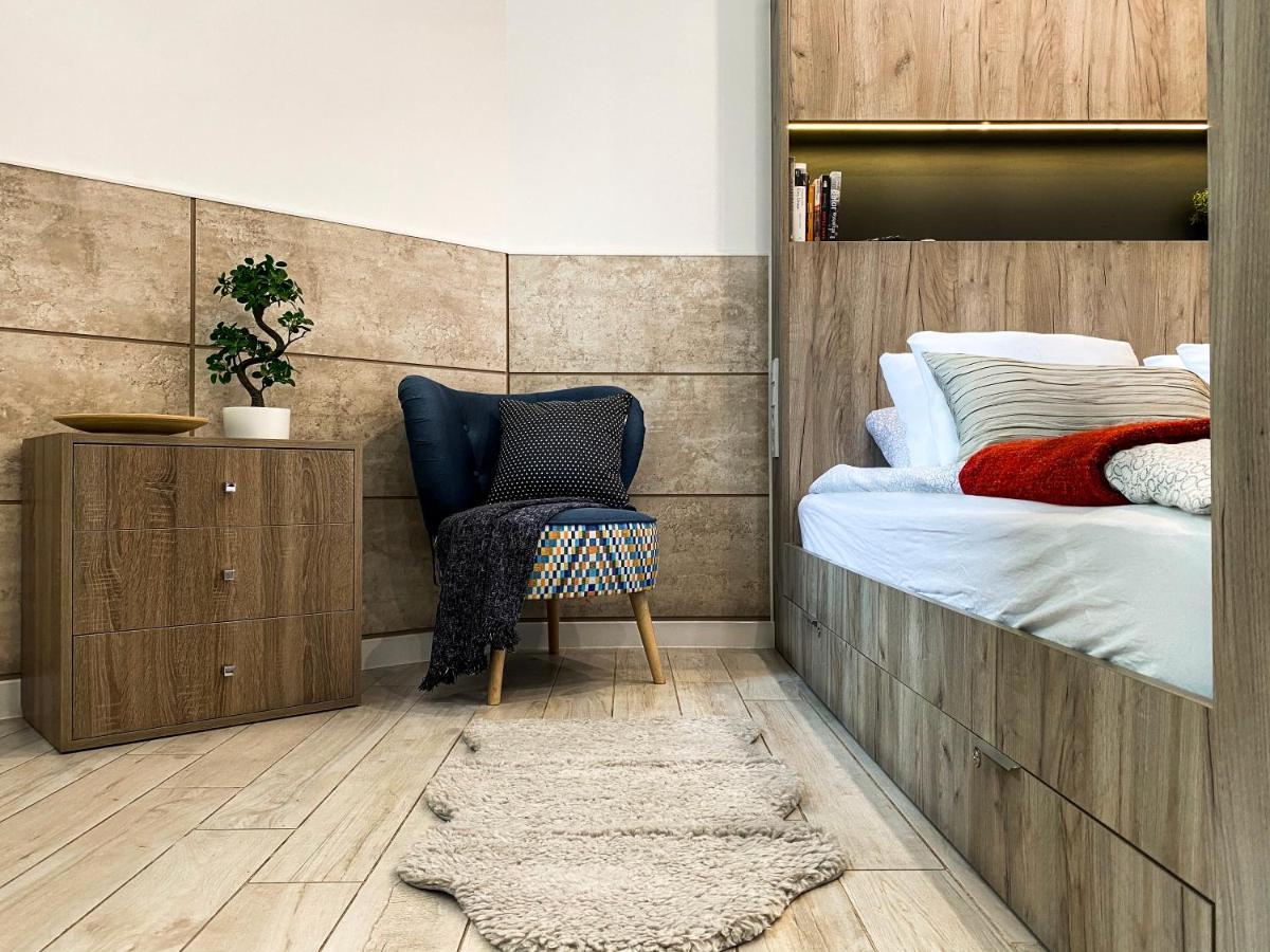 Beautiful Studio For Couples With Air Conditioning - Old Town & Main Station Cracóvia Exterior foto